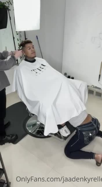 La mejor peluquería del mundo con servicio Oral. 0
