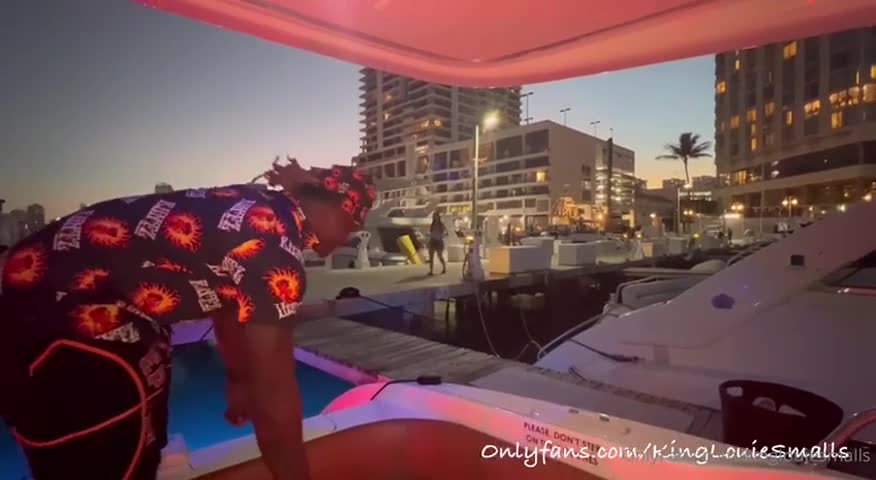 Valerie Kay follándose el culo con una enorme polla en alta mar 0