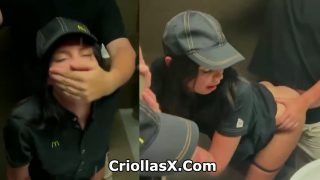 Videos Porno xxx empleada McDonald’s tiene sexo con cliente en el baño