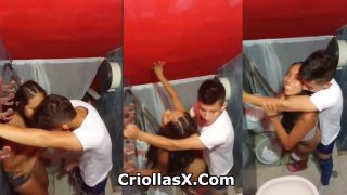 Videos Porno xxx pareja de borrachos tienen sexo en un baño y fueron pillados – porno criollo