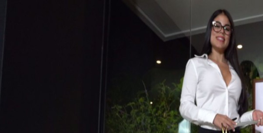 SteffyMoreno Colombiana vestida de profesora mamando sus juguetes para OnlyFans Colombia
